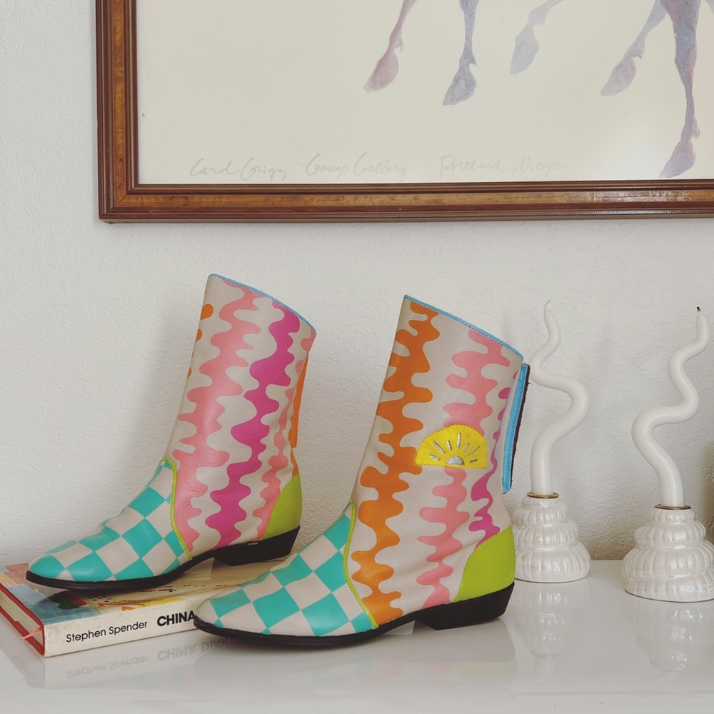 SALE🌸 Vintage handpainted boots in time warp